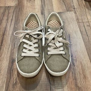 Taos sneakers. Sage green. Size 8
